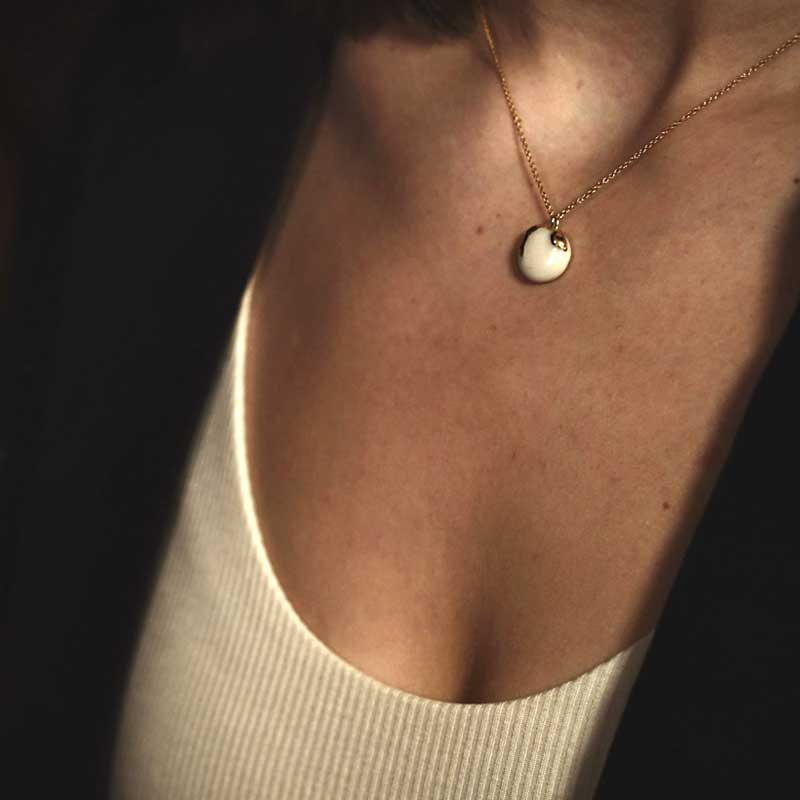 Collier Vintage En Perles De Porcelaine Blanche - Couleur Vieil Or - Parfait état Vintage