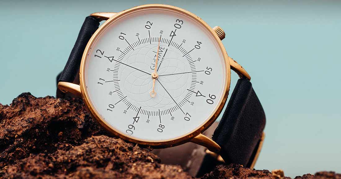 Montre en cuir a aiguille pour femme et homme avec un cadran 12h en or jaune a offrir en cadeau d'anniversaire