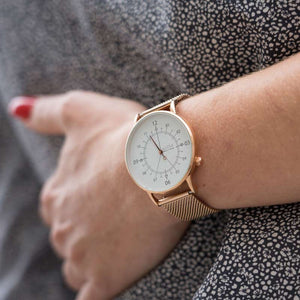Montre femme à aiguille blanche et or rose avec cadran 12h