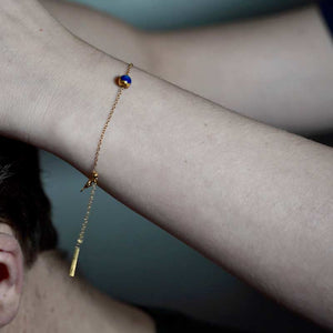 Bracelet perles fines en porcelaine bleue et or pour femme à offrir pour un anniversaire ou 20 ans de mariage