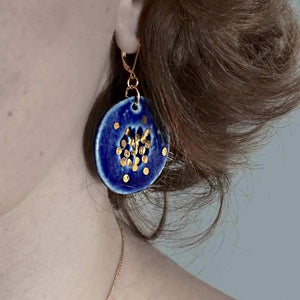 Boucle doreilles pour femme en porcelaine de Limoges à offrir pour les 20 ans de mariage en cadeau