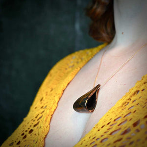 Collier sautoir pour femme en porcelaine noire de Limoges et or pour cadeau de Saint Valentin ou d'anniversaire