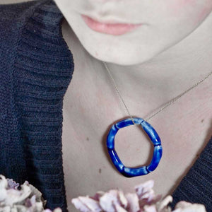 Bijou collier femme en porcelaine bleue pour cadeau de Saint Valentin ou Noël