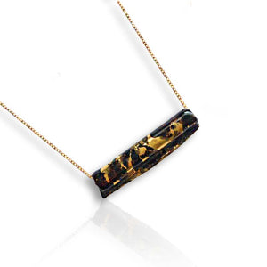 Collier doré en gold filled 14k avec un pendentif en porcelaine noire et or pour un anniversaire de femme