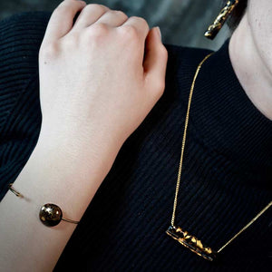 Collier pour femme avec un pendentif en porcelaine noire et or a offrir comme cadeau pour un anniversaire
