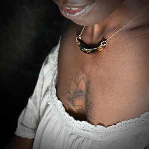 Collier pendentif femme en porcelaine noire et or pour idée cadeau de mariage à offrir