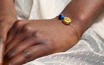 Bracelet fin pour femme avec 2 pendentifs en or et porcelaine bleue et chaine ajustable en gold-filled 14k