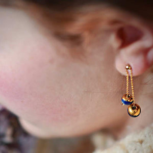 ''Boucles d'oreilles AGAPANTHE en porcelaine'' ''Boucles d'oreilles avec deux perles en porcelaine bleue et or pour femme a offrir en cadeau pour la Saint Valentin.