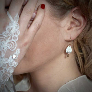 Cadeau en porcelaine pour 20 ans de mariage avec boucles d'oreilles blanches et or pour femme fabriquees en France