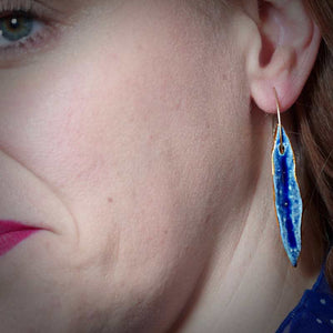 Cadeau en porcelaine pour femme avec un long pendentif bleu de or de boucle d'oreille fabriqué en France
