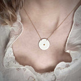 Collier pour femme avec un pendentif fin et delicat en porcelaine blanche et or pour la Saint Valentin