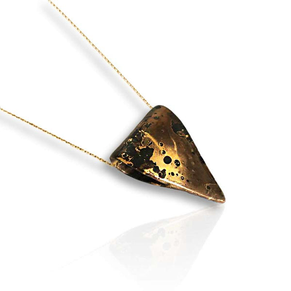 Collier avec chaîne et fermoir en gold-filled 14k et pendentif en porcelaine noire en forme de triangle pour femme