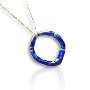 Sautoir pour femme avec un pendentif en forme d'anneau bleu a offrir en cadeau pour des noces de porcelaine